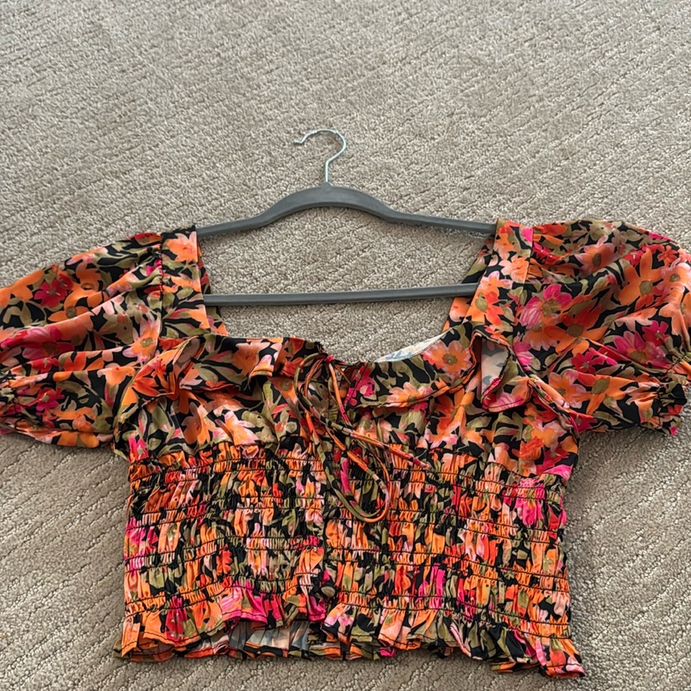 SILK CROP FLORAL TOP